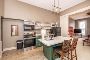 Casa, 1 cama King, lareira, vista para a cidade | Cozinha privada | Geladeira, micro-ondas, fogão, cooktop