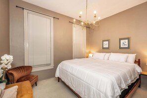 Casa, 1 cama King size, chimenea, vista a la ciudad | 1 habitación, decoración personalizada y muebles diferentes 