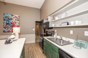 Casa, 1 cama King size, chimenea, vista a la ciudad | Cocina privada | Refrigerador, microondas, horno y parrilla de estufa 