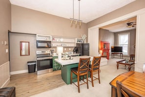 Casa, 1 cama King, lareira, vista para a cidade | Cozinha privada | Geladeira, micro-ondas, fogão, cooktop