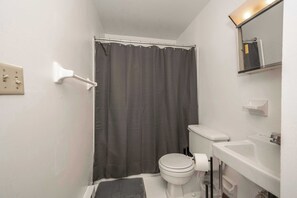 独立别墅, 多张床, 厨房, 花园景观 (Northside Suites) | 浴室 | 名牌洗护用品、毛巾、卫生纸