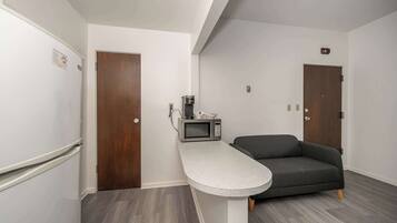 House, Multiple Beds, Kitchen, Garden View (Northside Suites) | Interior