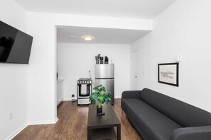 独立别墅, 多张床, 厨房, 花园景观 (Northside Suites) | 起居区 | 电视
