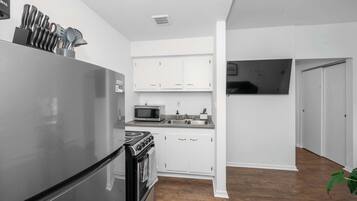 House, Multiple Beds, Kitchen, Garden View (Northside Suites) | Private kitchen | Fridge, microwave, oven, stovetop