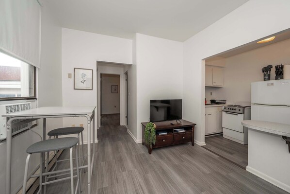 House, Multiple Beds, Kitchen, Garden View (Northside Suites) | Interior