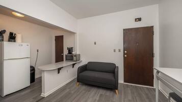 House, Multiple Beds, Kitchen, Garden View (Northside Suites) | Interior