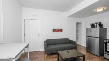 Casa, varias camas, cocina, vista al jardín (Northside Suites) | Área de sala de estar | Televisión