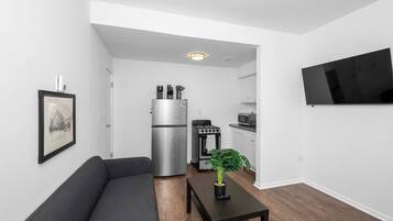 House, Multiple Beds, Kitchen, Garden View (Northside Suites) | Living area | TV