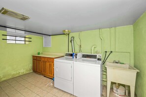 House, Multiple Beds, Kitchen, Garden View (Northside Suites) | Interior