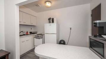 House, Multiple Beds, Kitchen, Garden View (Northside Suites) | Private kitchen