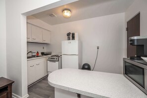 Casa, várias camas, cozinha, vista para o jardim (Northside Suites) | Cozinha privada | Geladeira, micro-ondas, fogão, cooktop