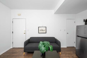 House, Multiple Beds, Kitchen, Garden View (Northside Suites) | Living area | TV