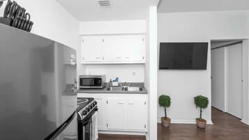 House, Multiple Beds, Kitchen, Garden View (Northside Suites) | Private kitchen | Fridge, microwave, oven, stovetop