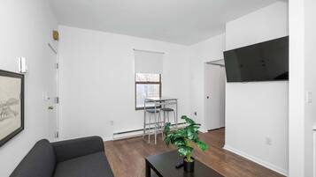 House, Multiple Beds, Kitchen, Garden View (Northside Suites) | Living area | TV