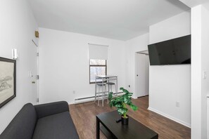 Hus - flere senge - køkken - udsigt til have (Northside Suites) | Opholdsområde | Tv