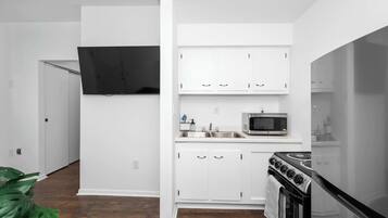 Apartment, 1 Queen Bed, Kitchen, Garden View | Private kitchen | Fridge, microwave, oven, stovetop