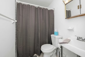 Huoneisto, 1 keskisuuri parisänky, keittiö, näköala puutarhaan | Kylpyhuone | Designer-hygieniatuotteet, pyyhkeet, vessapaperi