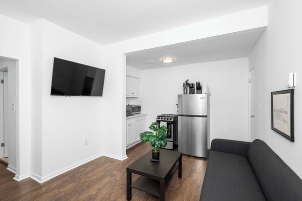 Apartment, 1 Queen Bed, Kitchen, Garden View | Interior