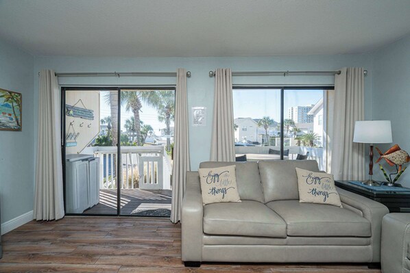 Leilighet, flere senger, balkong (Beachfront Joy at Sandpiper Cove) | Oppholdsområde | En 42-tommers Flatskjerm-TV med digitale kanaler samt TV