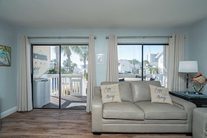Apartment, Mehrere Betten, Balkon (Beachfront Joy at Sandpiper Cove) | Wohnbereich | 42-Zoll-Flachbildfernseher mit Digitalempfang, Fernseher