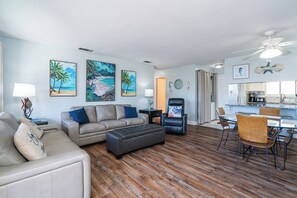 Leilighet, flere senger, balkong (Beachfront Joy at Sandpiper Cove) | Oppholdsområde | En 42-tommers Flatskjerm-TV med digitale kanaler samt TV