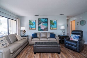 Condo, varias camas, balcón (Beachfront Joy at Sandpiper Cove) | Área de sala de estar | Televisión de pantalla plana de 42 pulgadas con canales digitales 