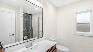 Nhà, nhiều giường, bếp (Little Bearcat Bungalow) | Phòng tắm | Máy sấy tóc, khăn tắm