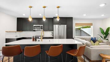 Rumah, Beberapa Tempat Tidur, dapur (Little Bearcat Bungalow) | Dapur pribadi | Lemari es, microwave, oven, dan kompor