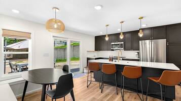 Rumah, Beberapa Tempat Tidur, dapur (Little Bearcat Bungalow) | Dapur pribadi | Lemari es, microwave, oven, dan kompor