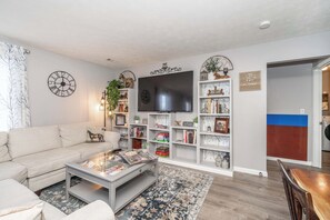 Leilighet, flere senger, kjøkken, hageutsikt (Arkstone Retreat 3) | Oppholdsområde | En 42-tommers Flatskjerm-TV med digitale kanaler