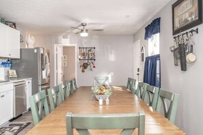Kondominium, Beberapa Tempat Tidur, dapur, pemandangan kebun (Arkstone Retreat 3) | Tempat makan
