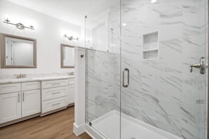 Maison, Plusieurs lits, piscine privée, vue sur la piscine (Blissful Getaway) | Salle de bain | Serviettes fournies