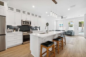 Maison, plusieurs lits, piscine privée, vue piscine (Blissful Getaway) | Cuisine privée