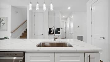 House, Multiple Beds, Private Pool, Pool View (Blissful Getaway) | Interior