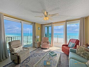 公寓客房, 多張床, 露台, 海景 (Oceanfront Oasis) | 客廳 | 35 吋平面電視連數碼電視頻道