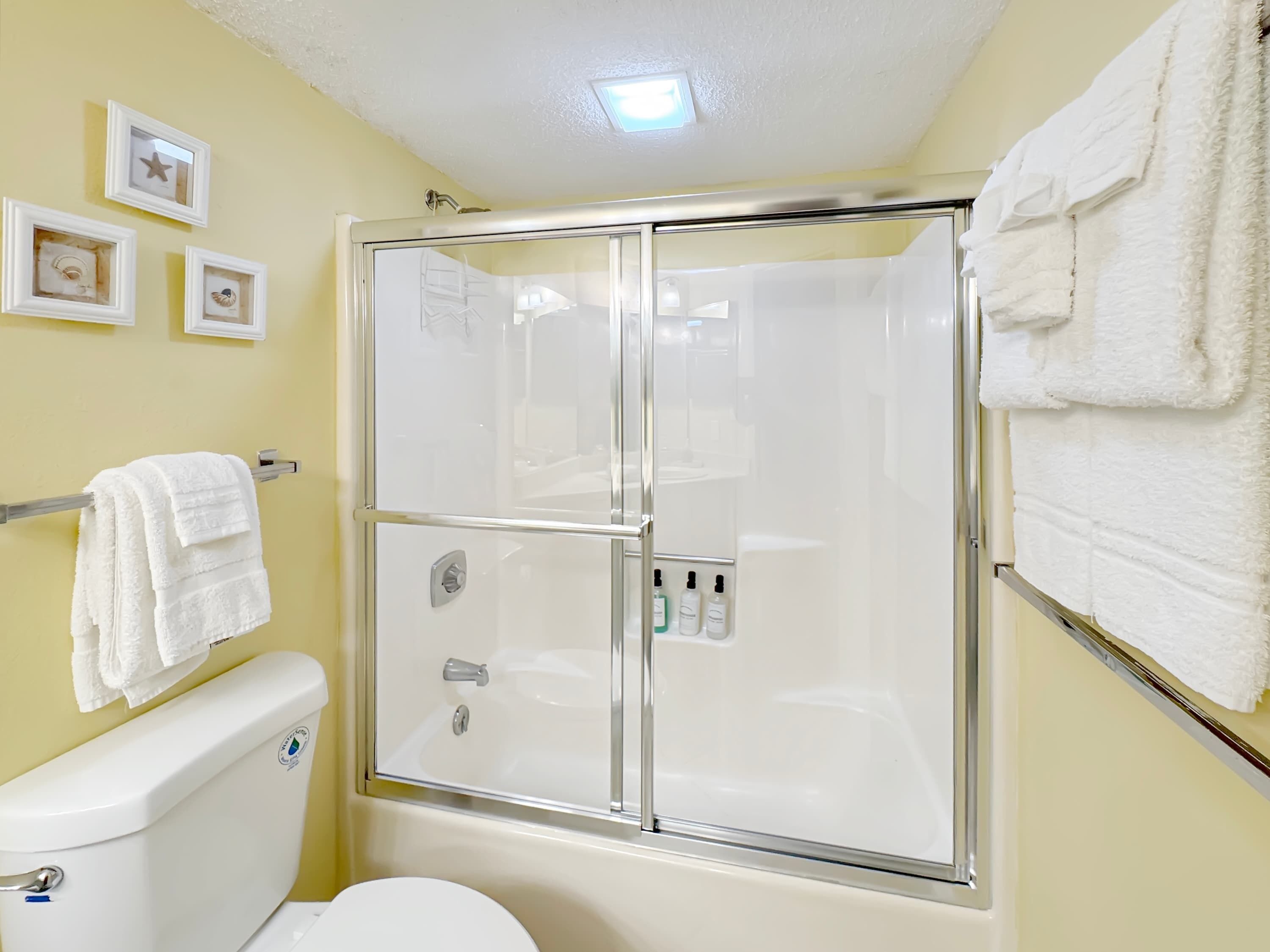 Ein Badezimmer mit Duschkabine, Toilette und Handtuchhalter.