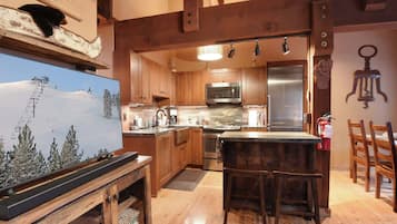 Townhome, Multiple Beds, Balcony, Mountain View (North Lake Tahoe Alpine Retreat) | Private kitchen | Fridge, microwave, oven, stovetop