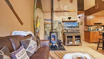 Casa de ciudad, varias camas, balcón, vista a la montaña (North Lake Tahoe Alpine Retreat) | Área de sala de estar | Televisión de pantalla plana de 42 pulgadas con canales digitales