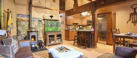 Casa de ciudad, varias camas, balcón, vista a la montaña (North Lake Tahoe Alpine Retreat) | Área de sala de estar | Televisión de pantalla plana de 42 pulgadas con canales digitales