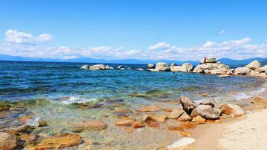 North Lake Tahoe Alpine Retreat 5 Min to Skiing!