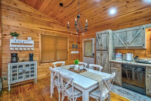 Cabane, plusieurs lits, bain Ă remous, vue montagne (Misty Creek Cabin) | Restauration