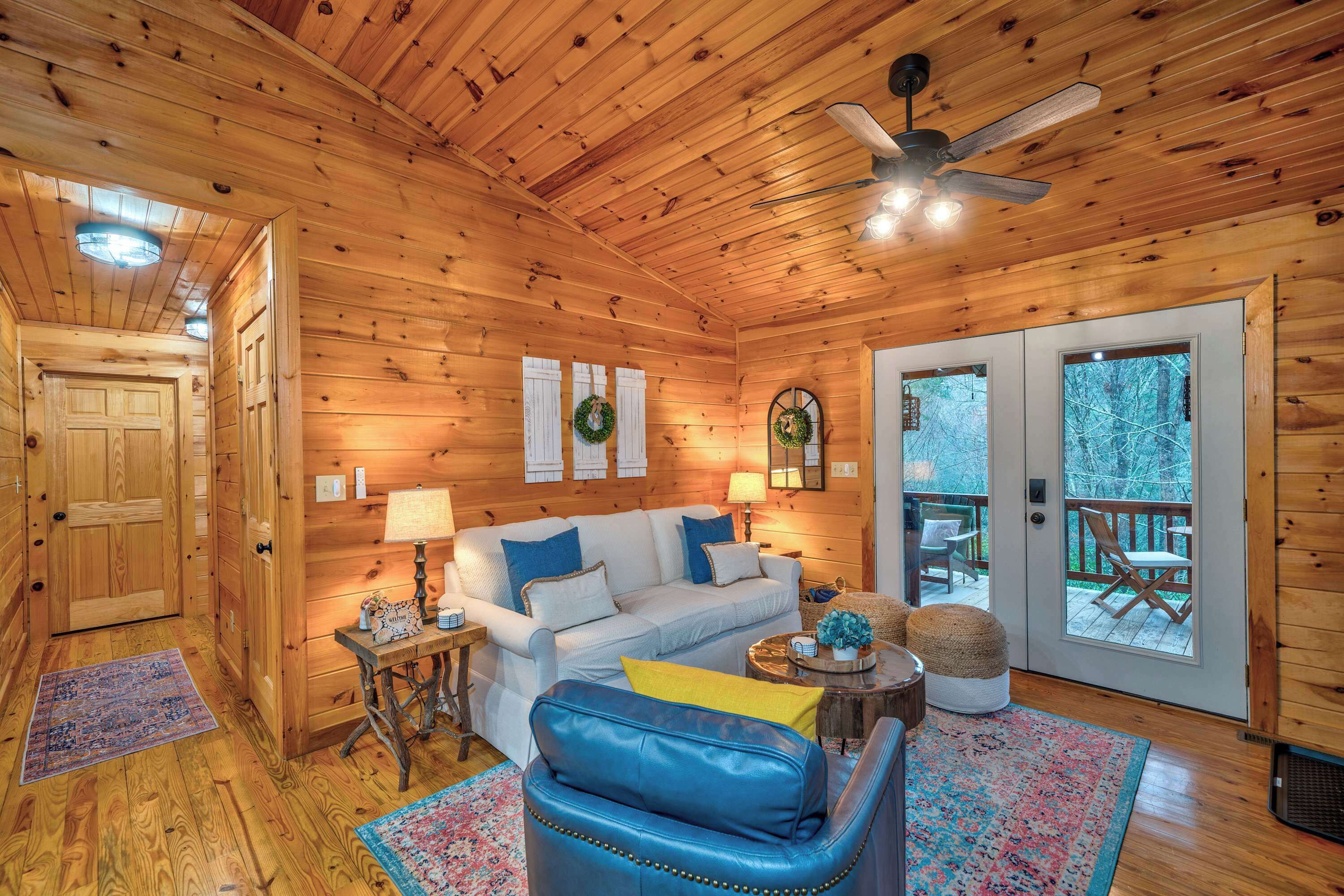 41-吋平面電視、數位頻道、壁爐