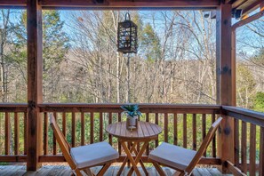 Outdoor dining - Misty Creek Cabin Private 3 BDR w/ Game Room! (Blue Ridge)