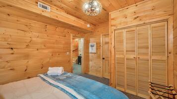 Cabin, Multiple Beds, Hot Tub, Mountain View (Misty Creek Cabin) | 3 bedrooms, WiFi (free), individually decorated, individually furnished