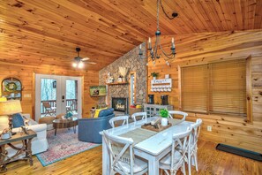 Living area - Misty Creek Cabin Private 3 BDR w/ Game Room! (Blue Ridge)
