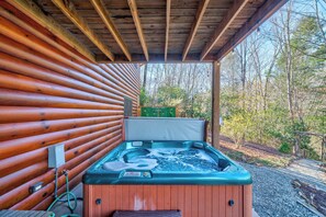 Cabane, plusieurs lits, bain à remous, vue montagne (Misty Creek Cabin) | Bain à remous extérieur