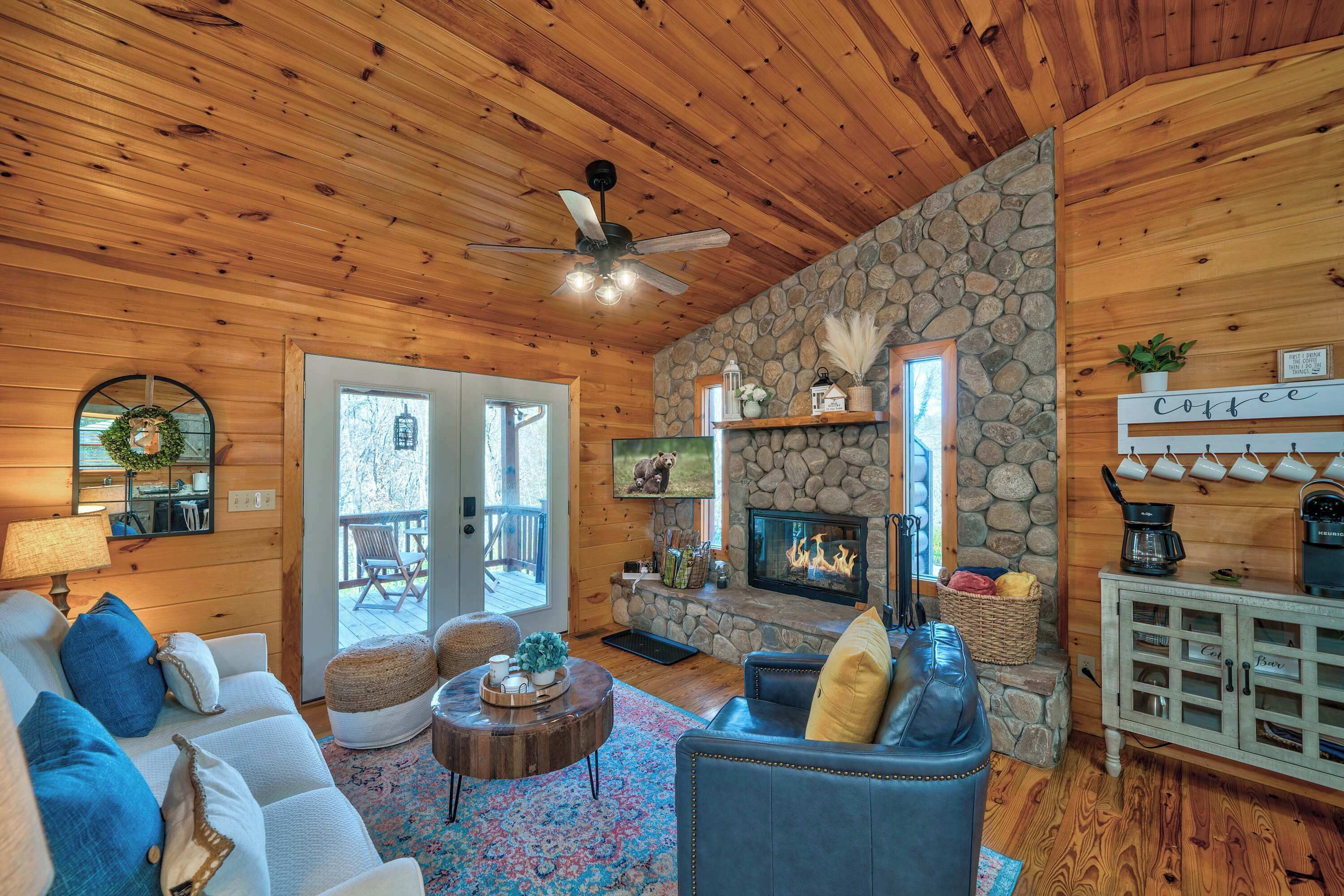 Cabane, plusieurs lits, bain à remous, vue montagne (Misty Creek Cabin) | Coin séjour