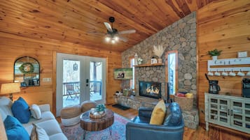 Cabane, plusieurs lits, bain à remous, vue montagne (Misty Creek Cabin) | Coin séjour