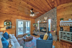 Mökki, useita sänkyjä, poreamme, vuoristonäköala (Misty Creek Cabin) | Oleskelualue | 41–tuumainen taulutelevisio, jossa digitaalikanavat