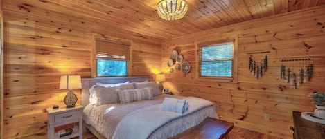 Cabaña, varias camas, hidromasaje, vista a la montaña (Misty Creek Cabin) | 3 habitaciones, decoración personalizada y muebles diferentes